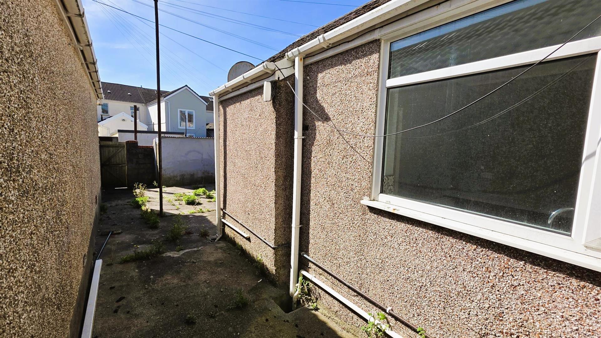 Swansea Road, Llanelli, SA15 3BJ